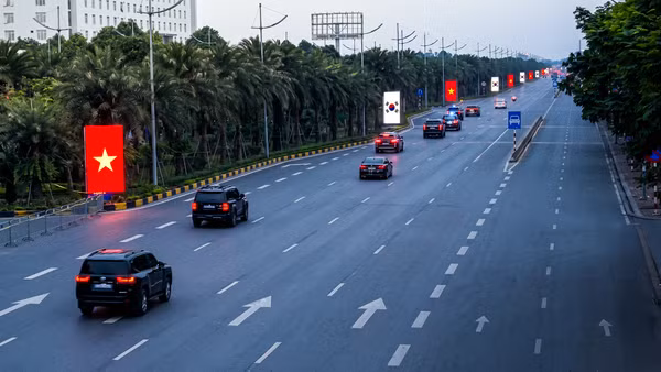 Hệ thống SKYLED Hà Nội hiển thị Quốc kỳ hai nước đã tạo nên hành lang nghi thức trang trọng, thể hiện sự trọng thị của Đảng và Nhà nước dành cho vị Nguyên thủ quốc gia Hàn Quốc. (Ảnh: Bizman Media)