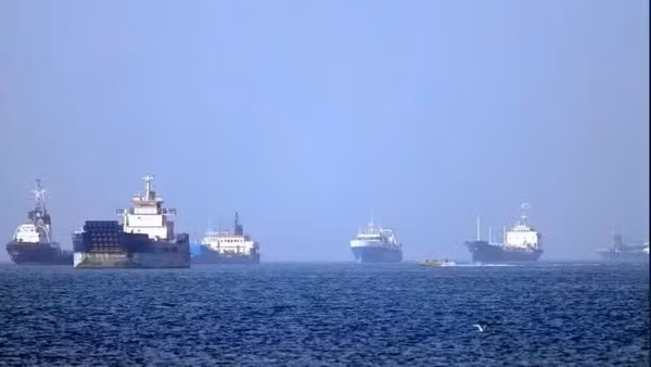 Tàu thuyền vận chuyển trên eo biển Hormuz. (Ảnh: THX/TTXVN)