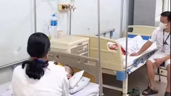 Bệnh nhi nằm điều trị vì Adenovirus tại Bệnh viện Nhi Trung ương. (Ảnh: THIÊN LAM)