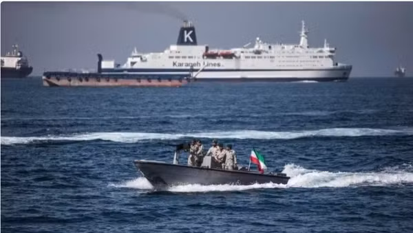 Binh sĩ Iran tuần tra eo biển Hormuz ở miền nam Iran. (Ảnh minh họa: Xinhua)