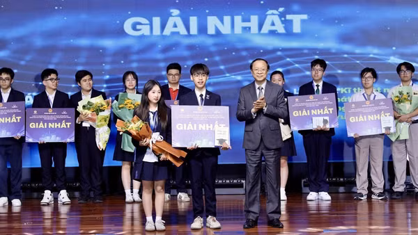 Lãnh đạo Bộ Giáo dục và Đào tạo trao các giải Nhất tặng các thí sinh đạt giải.