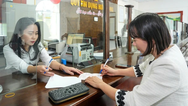 Giao dịch khách hàng tại Quỹ tín dụng Hưng Long (Phú Thọ).