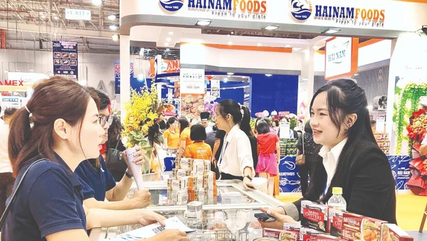 Khách tham quan tìm hiểu sản phẩm thủy sản tại Hội chợ Vietfish. (Ảnh: MỸ PHƯƠNG)