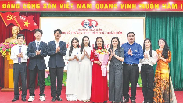 Lễ kết nạp đảng viên là học sinh Trường trung học phổ thông Trần Phú-Hoàn Kiếm (Hà Nội). (Ảnh: THẾ ĐẠI)