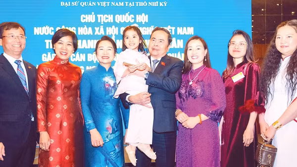 Chủ tịch Quốc hội Trần Thanh Mẫn và Phu nhân cùng Đoàn đại biểu cấp cao Việt Nam với cộng đồng người Việt Nam tại Thổ Nhĩ Kỳ. (Ảnh PHẠM THẮNG)