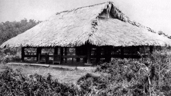 Đình Tân Trào, huyện Sơn Dương (Tuyên Quang), nơi diễn ra Đại hội Quốc dân do Việt Minh triệu tập, ngày 16/8/1945, thông qua “10 chính sách lớn của Việt Minh”; thông qua “Lệnh tổng khởi nghĩa”; quy định quốc kỳ, quốc ca; thành lập Ủy ban Dân tộc giải phóng Trung ương, tức Chính phủ Lâm thời do đồng chí Hồ Chí Minh làm Chủ tịch. (Ảnh: Tư liệu TTXVN)