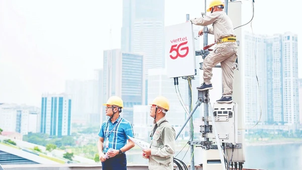 Các kỹ sư Viettel lắp đặt trạm phát sóng 5G.