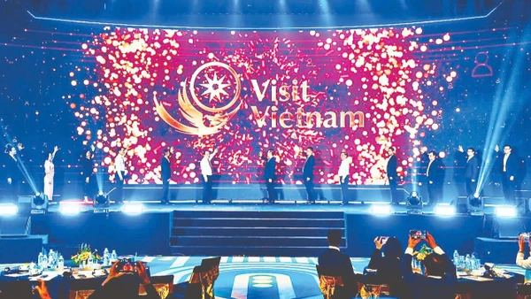 Thực hiện nghi thức ra mắt nền tảng dữ liệu du lịch quốc gia Visit Vietnam. (Ảnh: HOÀNG HÀ)