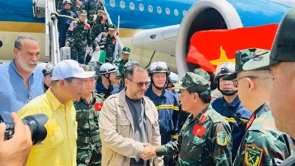Bộ trưởng Ngoại giao Yvan Gil Pinto đón Thiếu tướng Phạm Văn Tỵ và Đoàn công tác Việt Nam tại sân bay. (Ảnh: Đại sứ quán Việt Nam tại Venezuela cung cấp)