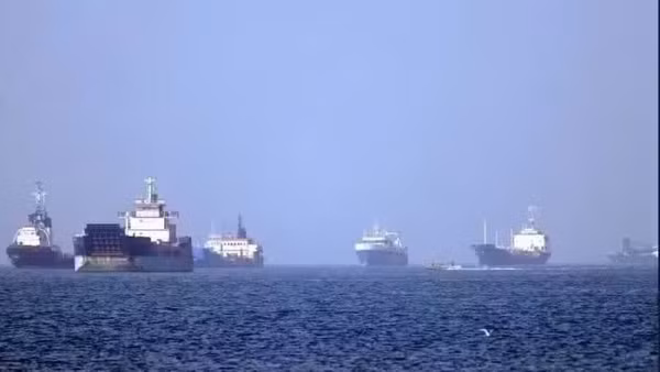 Tàu thuyền vận chuyển trên eo biển Hormuz. (Ảnh: THX/TTXVN)