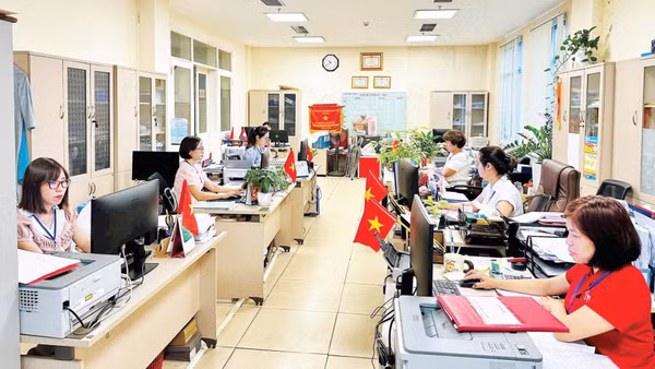 Đối với những người đang công tác ở cơ sở, mỗi sự thay đổi trong chính sách tiền lương đều là sự động viên rất ý nghĩa, giúp cán bộ yên tâm hơn trong công việc và cuộc sống. (Ảnh: HT)