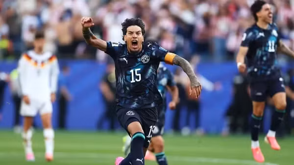Đội trưởng Gustavo Gomez ăn mừng đầy cảm xúc sau khi Paraguay đánh bại Đức tại loạt sút luân lưu. (Ảnh: FIFA)