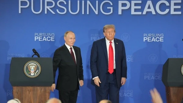 Tổng thống Mỹ Donald Trump (phải) và Tổng thống Nga Vladimir Putin trong cuộc họp báo chung tại Căn cứ Elmendorf-Richardson ở Anchorage, bang Alaska (Mỹ) ngày 15/8/2025. (Nguồn: THX/TTXVN)