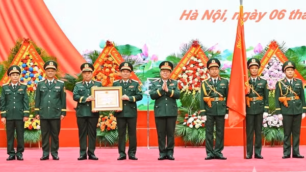 Thừa ủy quyền của Chủ tịch nước, Đại tướng Nguyễn Trọng Nghĩa trao Huân chương Bảo vệ Tổ quốc hạng Nhất tặng Cục Tổ chức. (Ảnh: qdnd.vn)