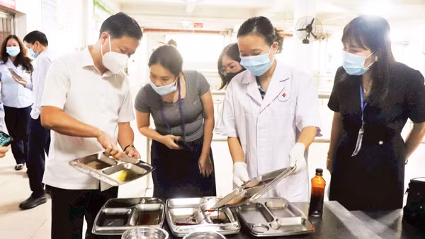 Cơ quan chức năng kiểm tra an toàn thực phẩm tại một cơ sở sản xuất, kinh doanh thực phẩm ở Hà Nội. (Ảnh THANH THẢO)