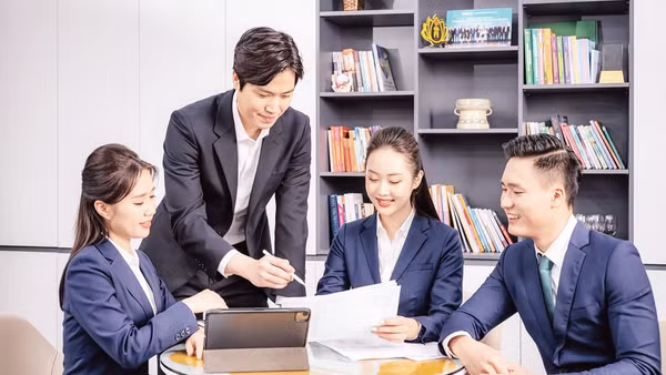 Nhân viên BIDV làm việc nhóm. (Ảnh: HOÀI THU)