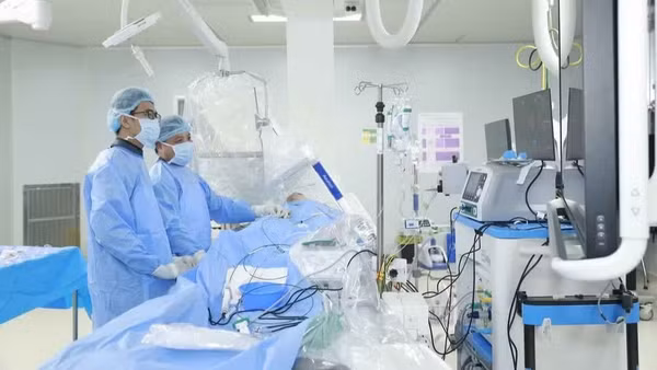 Tiến sĩ, bác sĩ Vũ Văn Bạ và ê-kíp làm chủ công nghệ lập bản đồ 3D trong phẫu thuật điều trị loạn nhịp tim. (Ảnh: THU HOÀI)