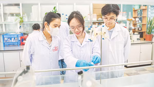 Sinh viên Đại học Bách khoa Hà Nội thực hành trong phòng thí nghiệm.