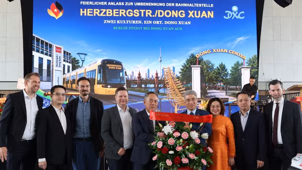 Đại sứ Nguyễn Đắc Thành và Phu nhân tặng hoa chúc mừng ông Nguyễn Văn Hiền, Tổng giám đốc Trung tâm Thương mại Đồng Xuân Berlin. (Ảnh: TTXVVN)