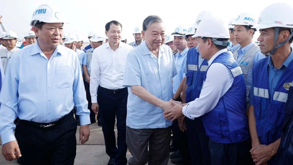 Tổng Bí thư Tô Lâm với cán bộ, công nhân, người lao động thi công Dự án Cảng Hàng không quốc tế Long Thành. (Ảnh: TTXVN)