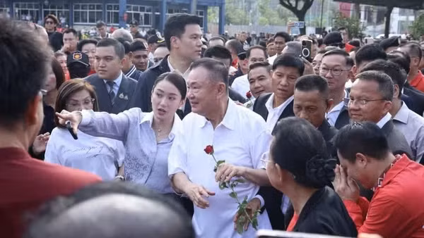 Cựu Thủ tướng Thái Lan Thaksin Shinawatra (giữa) rời nhà tù trung tâm Klong Prem ở Bangkok, hưởng chế độ ân xá ra tù trước thời hạn, ngày 11/5/2026. (Ảnh: THX/TTXVN)