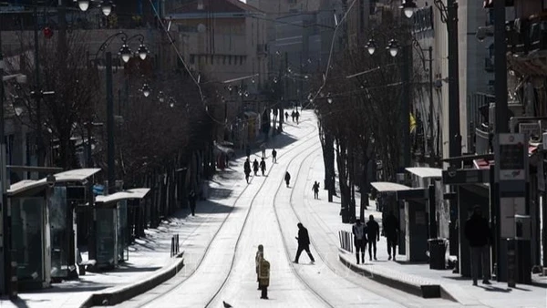 Người dân Israel di chuyển trên đường phố ở Jerusalem ngày 28/2/2026. (Ảnh: THX/TTXVN)