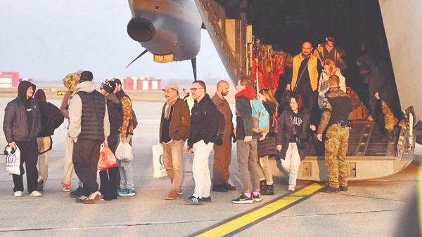 Người dân được sơ tán từ Trung Đông xuống máy bay quân sự khi đến Slovakia. (Ảnh TASR)