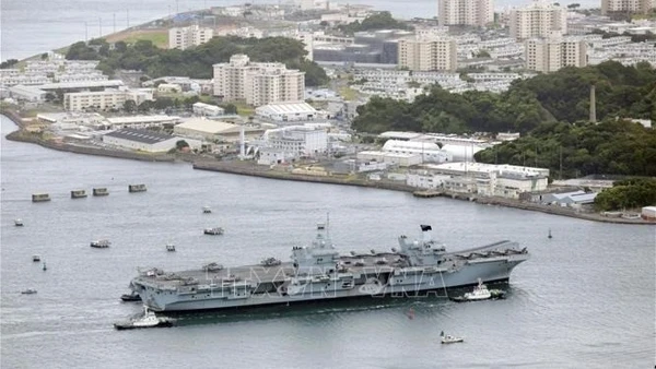 Tàu sân bay HMS Prince of Wales của Hải quân Hoàng gia Anh neo tại căn cứ Hải quân Mỹ ở thành phố cảng Yokosuka, Nhật Bản ngày 12/8/2025. (Ảnh: Kyodo/TTXVN)
