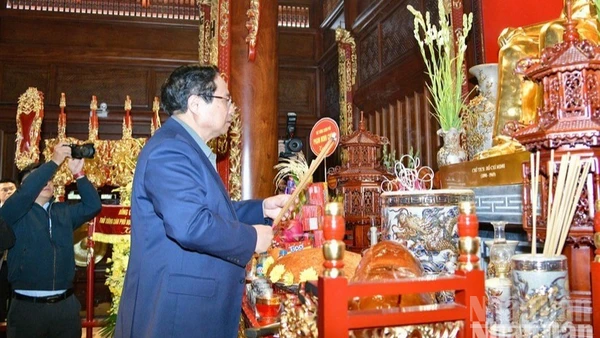 Thủ tướng Chính phủ Phạm Minh Chính thành kính dâng hương tưởng nhớ Chủ tịch Hồ Chí Minh. (Ảnh: THANH GIANG)