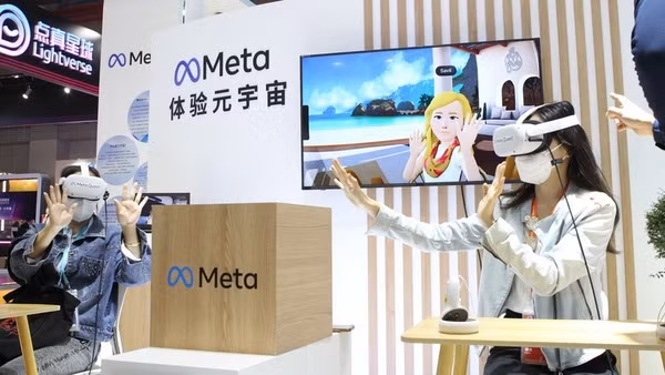 Khách tham quan trải nghiệm các thiết bị thực tế ảo (VR) của Meta Platforms tại khu vực triển lãm Công nghiệp thông minh và Công nghệ thông tin thuộc Hội chợ Nhập khẩu quốc tế Trung Quốc lần thứ 5. (Ảnh: TÂN HOA XÃ)
