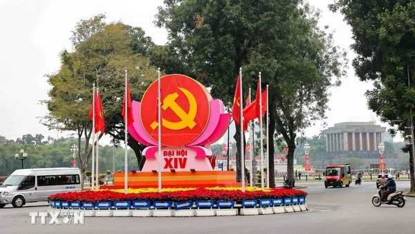 Biểu tượng búa liềm, cờ Đảng, cờ Tổ quốc được bố trí trang trọng tại nút giao Điện Biên Phủ-Độc Lập-Chu Văn An, chào mừng Đại hội đại biểu toàn quốc lần thứ XIV của Đảng. (Ảnh: Vũ Quang/TTXVN)