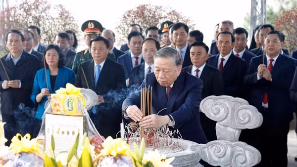 Tổng Bí thư Tô Lâm và đoàn công tác Trung ương dâng hoa, dâng hương tưởng niệm Tổng Bí thư Trần Phú tại Hà Tĩnh. (Ảnh: Thống Nhất/TTXVN)