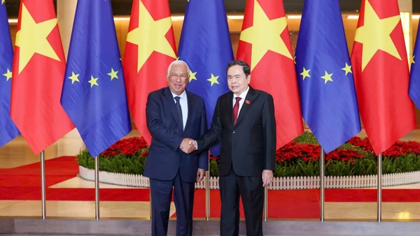 Chủ tịch Quốc hội Trần Thanh Mẫn và Chủ tịch Hội đồng châu Âu Antonio Costa. (Ảnh: DUY LINH)