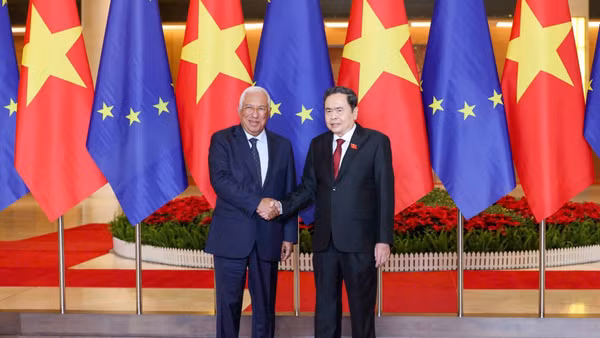 Chủ tịch Quốc hội Trần Thanh Mẫn và Chủ tịch Hội đồng châu Âu Antonio Costa. (Ảnh: DUY LINH)