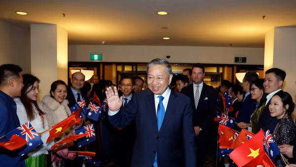 Cán bộ, nhân viên Đại sứ quán, cộng đồng người Việt Nam tại Australia đón Tổng Bí thư, Chủ tịch nước Tô Lâm. (Ảnh: TTXVN)