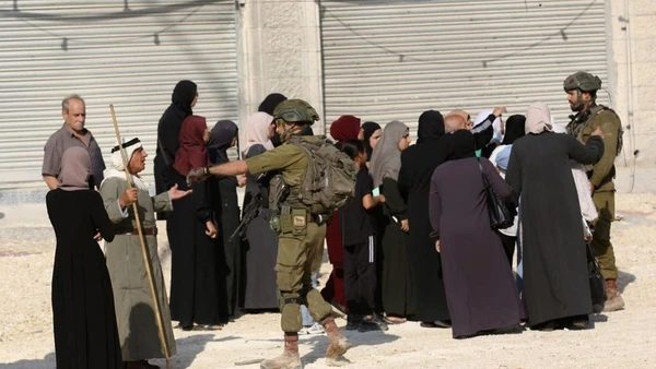 Binh sĩ Israel ngăn người Palestine trở về nhà tại trại tị nạn ở thành phố Tulkarm, Bờ Tây, ngày 18/11/2025. (Ảnh: THX/TTXVN)