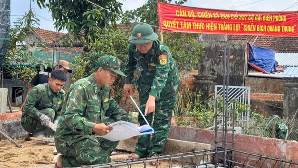 Cán bộ chiến sĩ Ban chỉ huy Bộ đội biên phòng tỉnh Đắk Lắk xây nhà cho người dân.