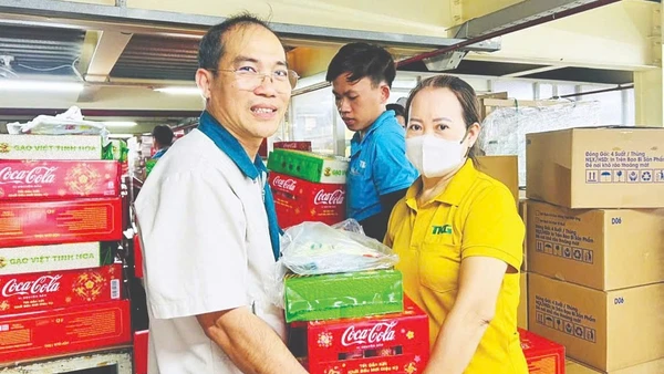 Chủ tịch Công đoàn Công ty cổ phần TKG Taekwang Vina Đinh Sỹ Phúc trao quà cho công nhân.