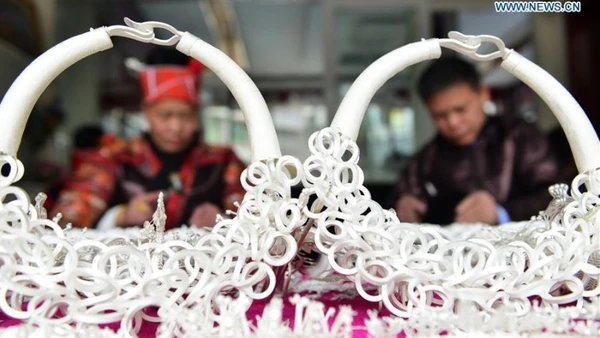 Các thợ thủ công chế tác trang sức bạc tại một cửa hàng bạc ở tỉnh Quý Châu, tây nam Trung Quốc. (Ảnh: Xinhua)
