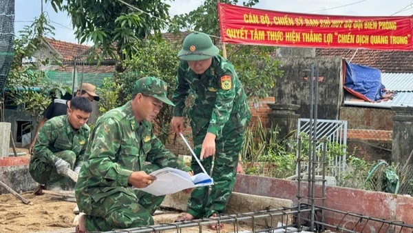 Cán bộ chiến sĩ Ban chỉ huy Bộ đội biên phòng tỉnh Đắk Lắk xây nhà cho người dân.