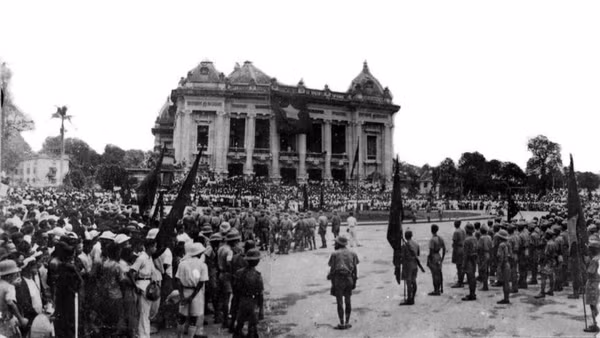 Những ngày tháng Tám sôi sục ở Thủ đô Hà Nội. Cách mạng Tháng Tám mở ra một thời đại mới ở Việt Nam, thời đại nhân dân Việt Nam làm chủ đất nước, làm chủ vận mệnh của chính mình. (Ảnh: Tư liệu TTXVN)