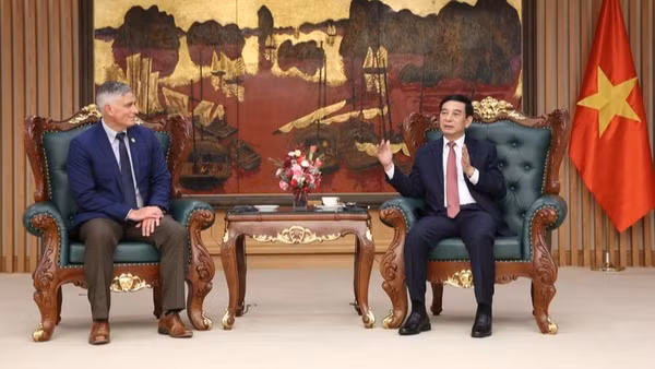 Phó Thủ tướng, Bộ trưởng Quốc phòng, Đại tướng Phan Văn Giang tiếp Hạ nghị sĩ Michael Baumgartner. (Ảnh: baochinhphu.vn)