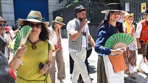 Người dân di chuyển dưới thời tiết nắng nóng ở Madrid, Tây Ban Nha, ngày 24/5/2026. (Ảnh: THX/TTXVN)