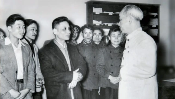 Bác Hồ thăm và chúc Tết cán bộ phóng viên Báo Nhân Dân năm 1957. (Ảnh: Tư liệu)