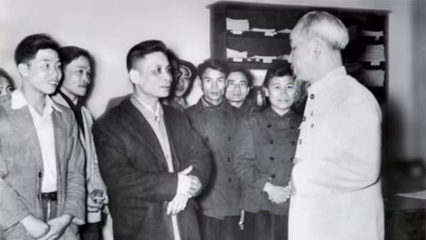 Bác Hồ thăm và chúc Tết cán bộ phóng viên Báo Nhân Dân năm 1957. (Ảnh: Tư liệu)