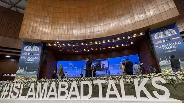 Pano thông báo về cuộc đàm phán Mỹ và Iran tại trung tâm báo chí ở Islamabad, Pakistan ngày 11/4/2026. (Ảnh minh họa: THX/TTXVN)