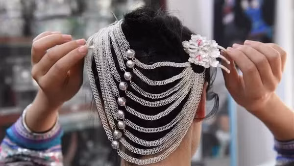 Phụ nữ dân tộc Miêu, Trung Quốc thường đeo những món trang sức bạc được chế tác cầu kỳ để làm đẹp và thể hiện nét văn hóa truyền thống của dân tộc mình. (Ảnh: Tân hoa xã)