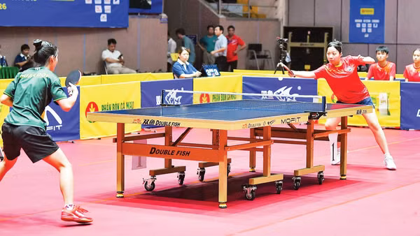 Chung kết đơn nữ giữa Bảo Hân (Quân đội 1) và Ngọc Hà (Hải Phòng 2). (Ảnh: THẾ ĐẠI)