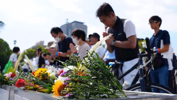 Người dân đặt hoa tưởng niệm các nạn nhân tại Hiroshima, Nhật Bản. (Ảnh: TÂN HOA XÃ)
