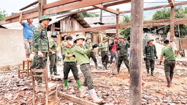 Cán bộ, chiến sĩ các đơn vị Công an tỉnh Bắc Kạn (cũ) hỗ trợ các hộ dân khắc phục hậu quả mưa lũ, ngày 22/5/2025. (Ảnh: NAM PHONG)